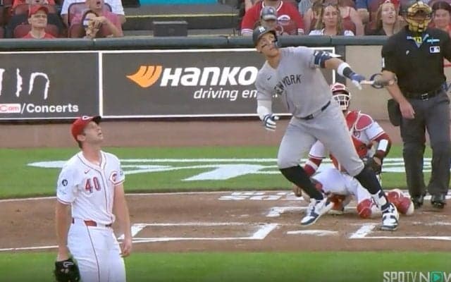 どこまで飛ばすんだよ！ ヤ軍ジャッジ、とんでもない“爆速豪快弾”「エグすぎる」 172キロ“弾丸ライナー”→投手が動けなくなる「見上げすぎw」