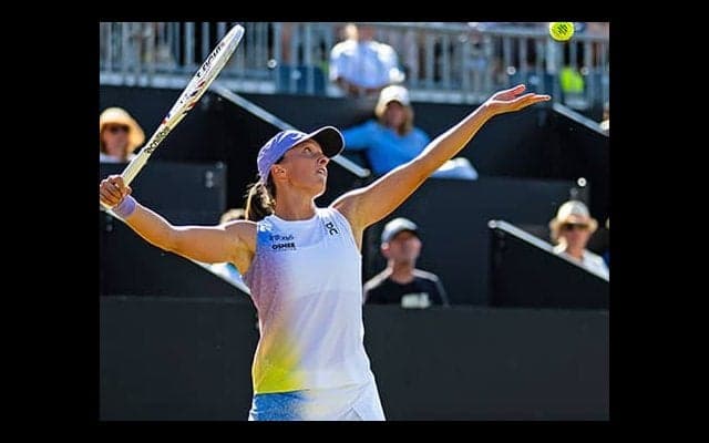  ツアー通算300勝達成し8強 