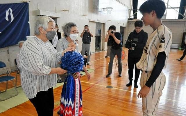 必勝！　守山北高野球部　お年寄りが千羽鶴を渡して部員たちを激励