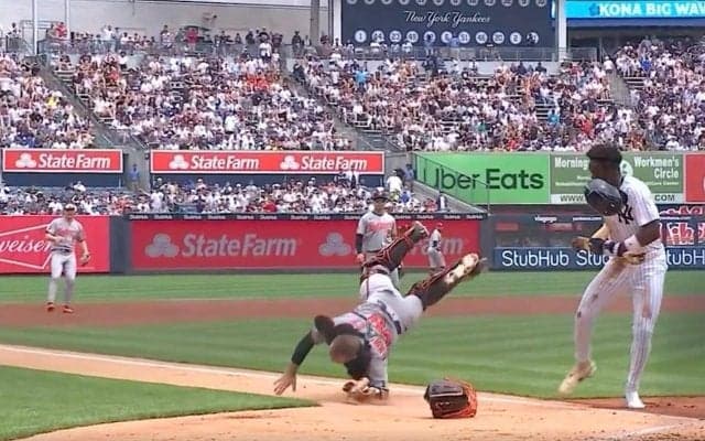 捕手が吹っ飛んで回転！ 爆速走塁で“ありえない光景”「事故やん」スパイク脱げて全力疾走…ヤ軍チザムの本塁生還が話題に