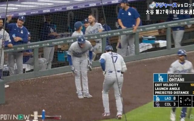 大谷翔平、27号直後に“お辞儀”？同僚たちと喜びを分かち合う微笑ましい光景
