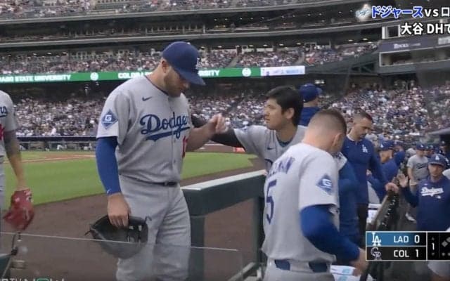 どうした？ ドジャース選手たちが勝手にベンチへ帰る… 予想外のハプニング「ヤバすぎる」 ビデオ判定中に“まさかのリアクション”