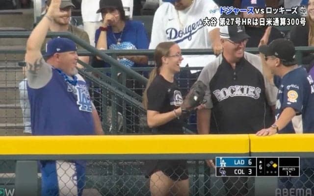 球場騒然！女性ファン、大谷の豪快弾を“神キャッチ”直後のリアクションが話題に「めっちゃ嬉しそうw」「こっちまで嬉しいな」