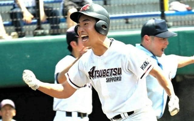 野球の楽しさ、取り戻した夏の札幌円山　青空の下でガッツポーズ