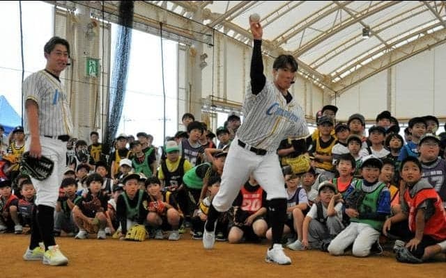 元阪神の糸井さんらがキャッチボール教室　丸亀市で子どもら指導