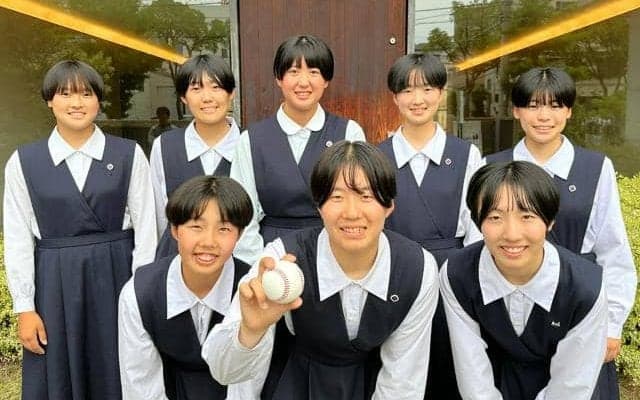 開幕試合の始球式に和歌山信愛ソフトテニス部　高校野球和歌山大会