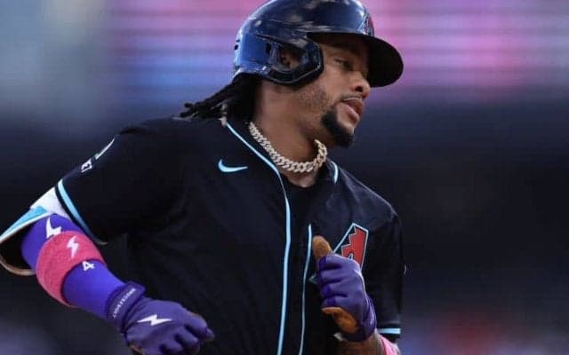 元NPB助っ人指揮官も憤怒！ 選手の亡き母を侮辱し、涙させた男性ファンがMLB全球場で追放処分「明らかに度が過ぎていた」