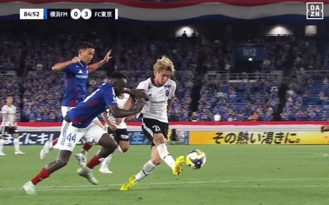 「ブラジル人かよ」絶妙トゥーキックのゴラッソに解説者＆ファンが驚愕！「なんだあのシュートタイミング」「ロマーリオしか思い浮かばない」長倉幹樹が鮮烈弾の瞬間