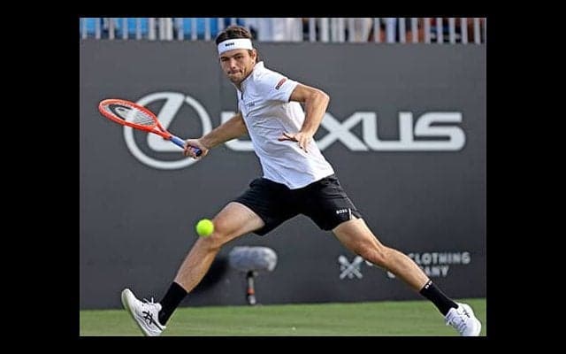  世界5位、18歳に競り勝ち8強 