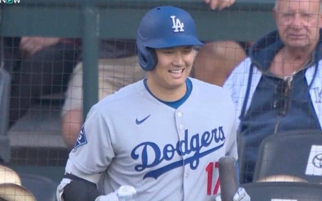 ウソでしょ…？ 大谷翔平、監督が激怒中に“まさかの行動”「ヤバいw」予想外のリアクションが話題に「最高すぎる」 