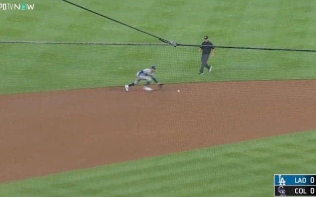 もうワケ分からん！ ド軍ベッツに爆速ゴロ…“まさかの光景”「エグすぎる」スゴい体勢で“神キャッチ”してしまう「身体能力ハンパない」