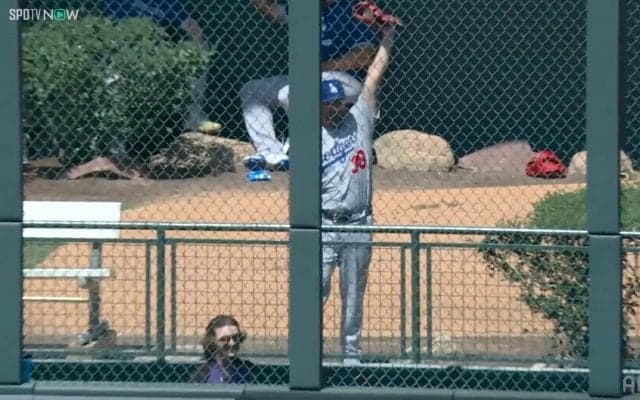 「どこから出てきた？」大谷翔平の特大28号弾を“まさかの人物”がキャッチ！ ド軍ベテラン右腕が「突然現れてキャッチ」SNS笑劇