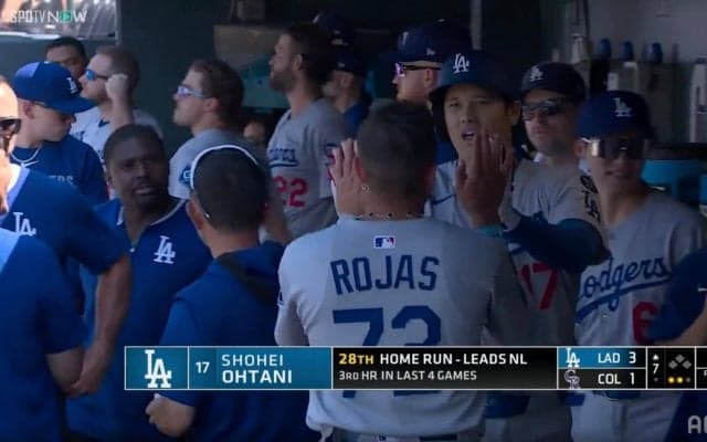 「デコピン！」大谷翔平、28号弾でド軍ベテランと大はしゃぎ！ ベンチで一瞬捉えたお茶目すぎるポーズに“ほっこり”