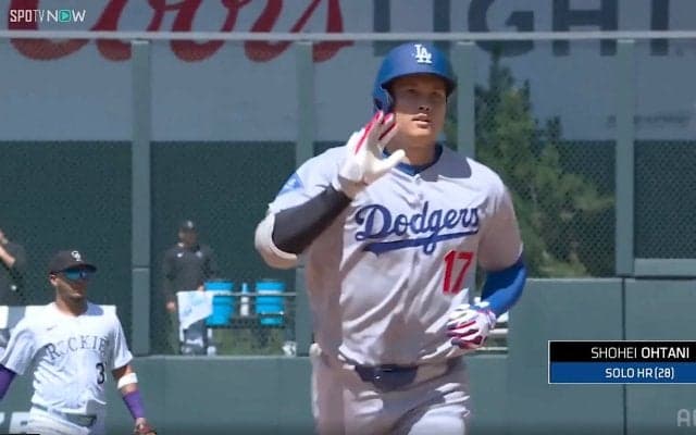 大谷翔平、特大28号を同僚右腕がキャッチした直後の一幕…イェイツに送った？“合図”が話題「大谷さん手振ってた」