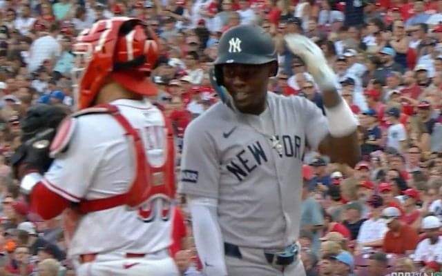 何が起きた…？ ブチギレ退場騒動後に“因縁の相手”に話しかける「怖すぎる」「どんな表情」 ヤ軍の問題児の“予想外の行動”が話題に