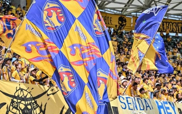 ユニもモデルも｢反則レベルにカッコ良すぎる｣J2仙台の今夏限定“夜空に天の川”が輝く七夕ユニフォームが話題！｢エンブレムを貫く一本線、良いよね…｣の声