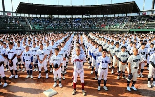 高校野球愛知大会、3年ぶりに屋外で開会式　45校が夕日の下で行進