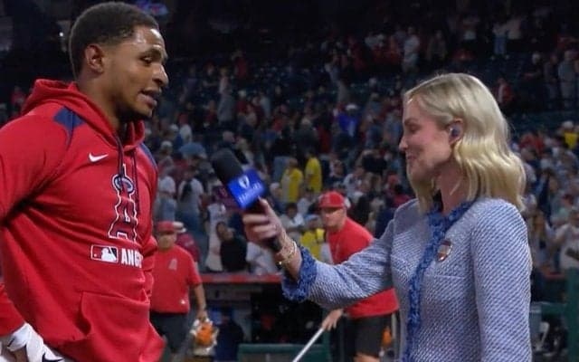 何が起こった？ 女性レポーターにハプニング…“まさかの展開”「またかよw」「逃げて！」 危機一髪… インタビュー中に大ピンチ