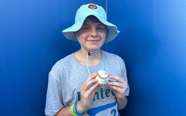 滝に飛び込んだ大谷HR　係員が“救出”→ゲットした13歳少年大はしゃぎ「取ったぞ！」