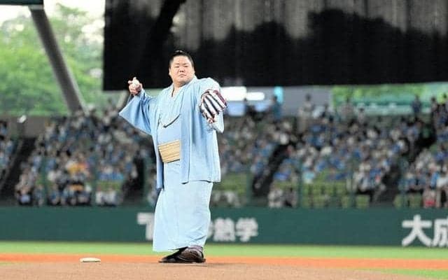 「次の大関候補」の関脇大栄翔関が始球式に登場「取組より緊張した」