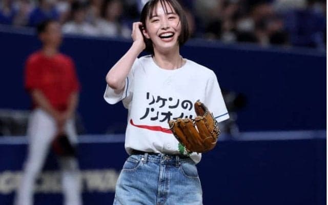 「なんてTシャツに書いてあるの？」バンテリンに降り立った＂才色兼備＂な美女による異例の始球式が話題　「笑顔がまぶしすぎます！」
