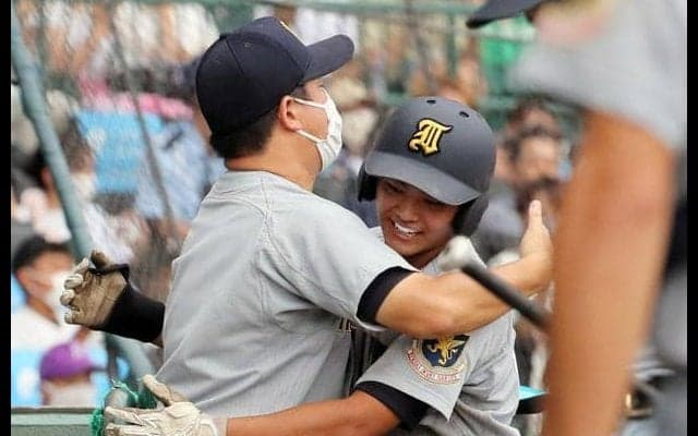 深紅の大優勝旗が初の白河越え　勝利を決定づけた満塁ホームラン