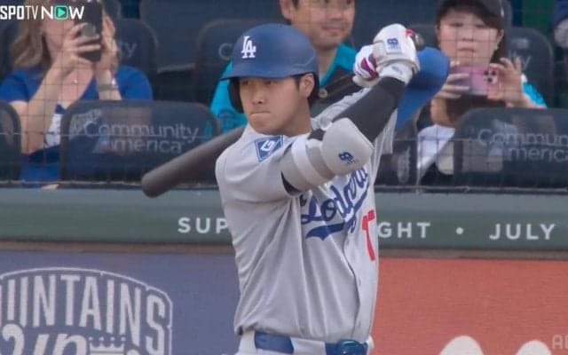 「さっきの笑顔は何だったんだ…」大谷翔平、敵軍監督に律儀にご挨拶→ホームランをお見舞いする“驚愕シーン”