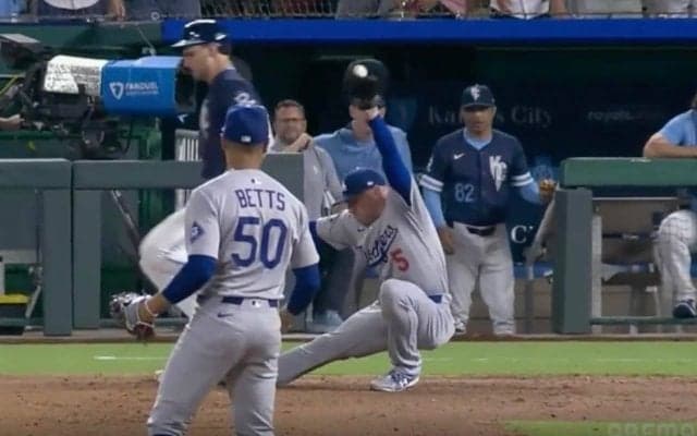 どうなってんだよ！ フリーマンが“超絶ファインプレー”「エグすぎる」体勢がスゴいことになる“スーパー神キャッチ”… 球場騒然