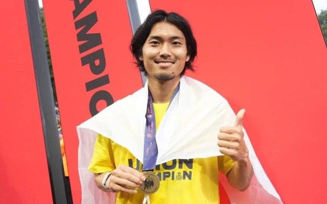 ｢しかおの親戚かな？｣ホッフェンハイム加入の日本代表DF町田浩樹が抱き締めたのは“ポケモン御三家”ではなく…！｢鹿をやっぱり選ぶのね｣｢愛が詰まりまくってる｣の声