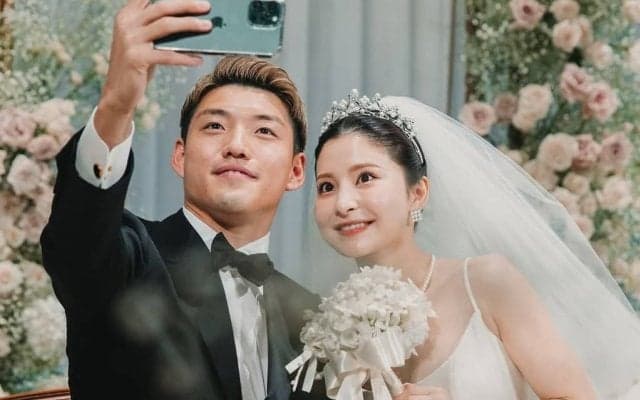 ｢こんな美しい新婦おる？｣“ド派手挙式”の日本代表MF堂安律、お色直しの“真紅のドレス”が似合う美人妻の腰を抱き寄せ！ラブラブ動画公開
