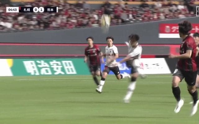 「年間ベストゴールだろ」衝撃！17歳高校生の弾丸30m超スーペルゴラッソにスタジアム騒然「キャプ翼の世界」「ゴラッソにも程がある」胸トラップから振り向きざまの超絶ボレー弾