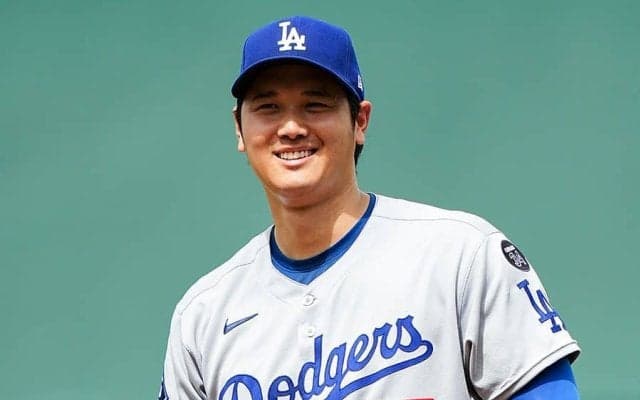 「何が入っているのかなぁ」大谷翔平の“右手”に注目　私服姿の一コマに興味「飲み物かな？」