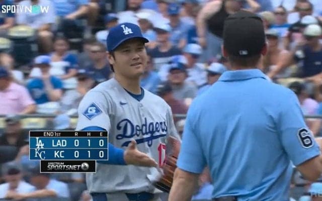 帽子をヒョイッ！大谷翔平、粘着物質チェックで審判に見せたチャーミングな笑顔 衝撃の“102マイル”から表情一変！