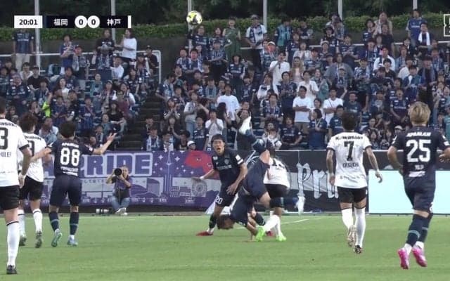 大丈夫か？衝撃の顔面着地にスタジアム騒然「もうやめてくれ」「怖い落ち方」空中戦でバランスを崩し顔から地面に激突した瞬間