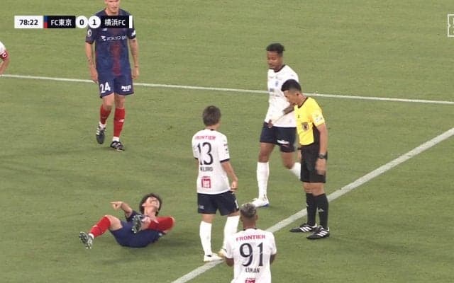 「ちょっと待ったPKやろ」「いやいや中でしょ！」際どい位置で接触転倒しVAR介入→FKがPKに変更「まじでよかった」ファンが一喜一憂した一部始終