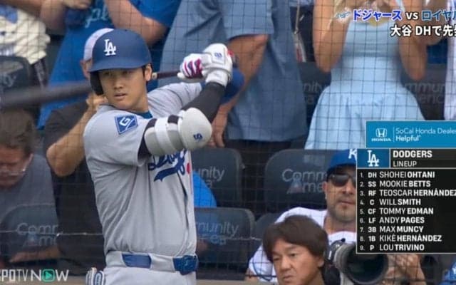 やっとオオタニが出てきたぞ！ 雨で開始遅延のドジャース戦、“スター”大谷翔平の待望登場に敵地ファンが一斉にカメラを構える瞬間