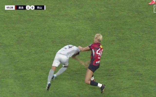 「ぶん投げたぞ」鈴木優磨、競り合いで首元掴み投げ飛ばしも“カードなし”でファンから異論噴出「さすがに無茶苦茶よ」