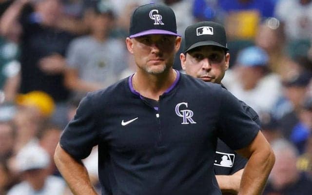 不可解判定に激怒→猛ダッシュで抗議　最弱球団の“闘志”にファン興奮「マジ伝説」