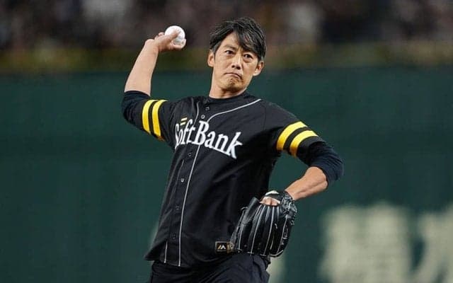 反町隆史が始球式に登場　大歓声→ストライク投球に場内どよめき、王会長も拍手
