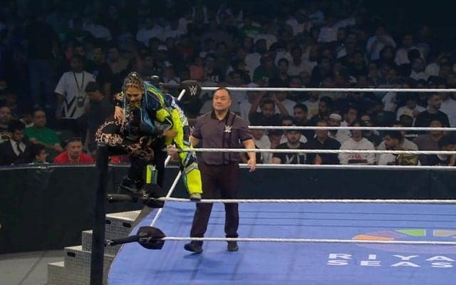 「失敗では？」人気日本人女子レスラーが“あわや”の危険技…「頭から落ちたぞ」トップロープからの“ヒヤヒヤDDT”にファン騒然