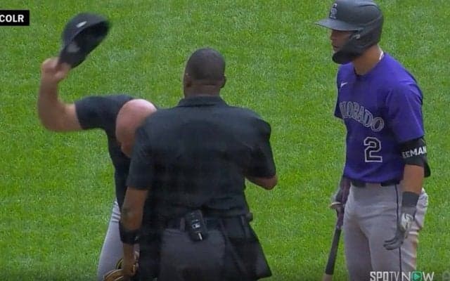 ふざけるなよ！“退場連発の審判”にブチギレ！「これは酷い」「退場早すぎ」 “疑惑の判定”に猛突進→色々ぶん投げまくって大激怒