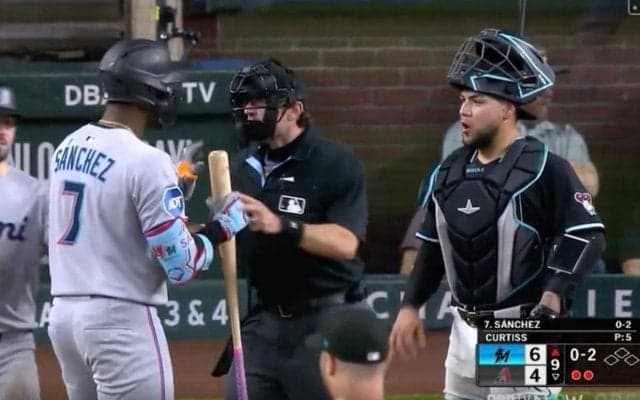 あわや乱闘勃発！ 打者がフルスイング→いきなり“一触即発”「キレすぎ」「怖っ」 捕手と口論→両軍総出の緊急事態に