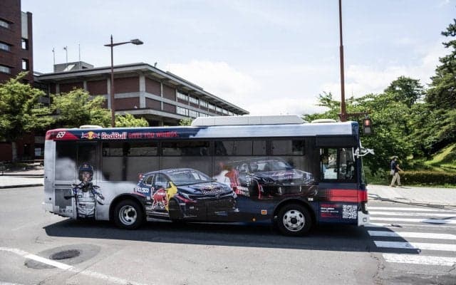 500万回再生を記念したレッドブル×ロバンペラのラッピングバスが青森・弘前で運行開始