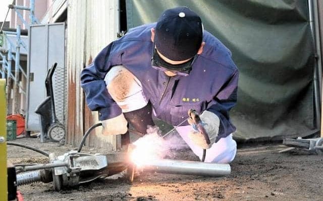 野球道具を自作する高校球児　練習終わりに溶接、難関国家資格も取得