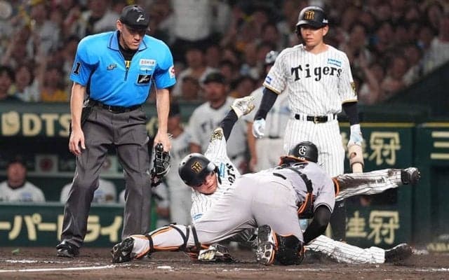 阪神・森下翔太が“神の手”　甲斐のタッチを回避、甲子園熱狂…抗議の阿部監督は退場処分