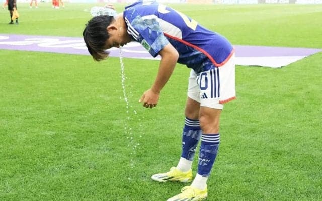 東京V新人FW｢灼熱の川崎戦｣での興味深い行動、W杯｢テレビ中継｣が生んだ試合中の水分補給【サッカーに｢飲水タイム｣は必要か】(1)