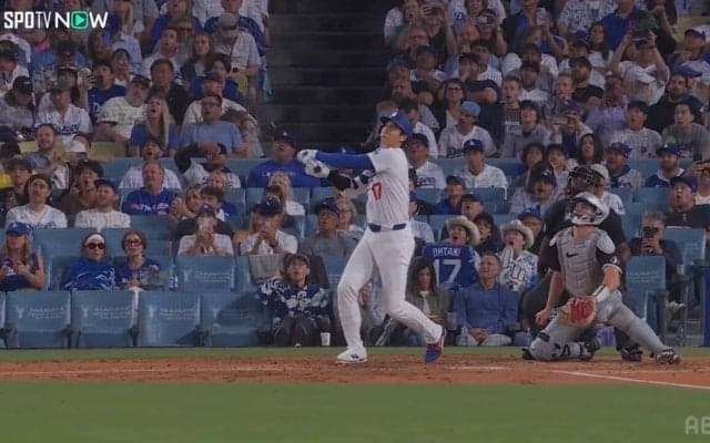 現地ファンも『確信』！視線で分かる大谷翔平の本拠地30号特大アーチ 抱き合って歓喜する様子に視聴者もホッコリ