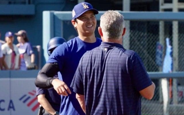 大谷翔平が笑顔で歩み寄り…元エ軍指揮官と再会　握手＆ハグ、談笑し「ふふふ」