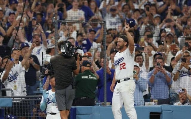 カーショー3000Kで異例の試合中断　大谷＆由伸もハグ…本拠地総立ち6分間の“感動の光景”