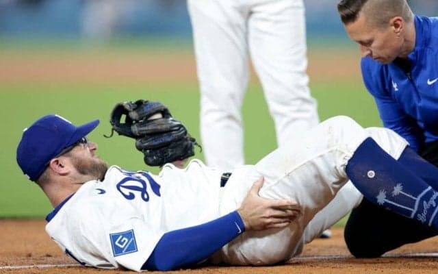 ド軍に発生した緊急事態…マンシーが負傷交代　走者と接触し歩行できず、肩担がれベンチへ